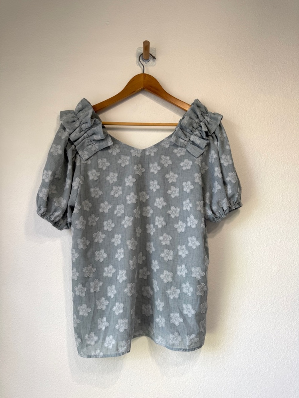 Entro Floral Textured Puff Sleeve Blouse Blue Size L - Picture 3 of 5